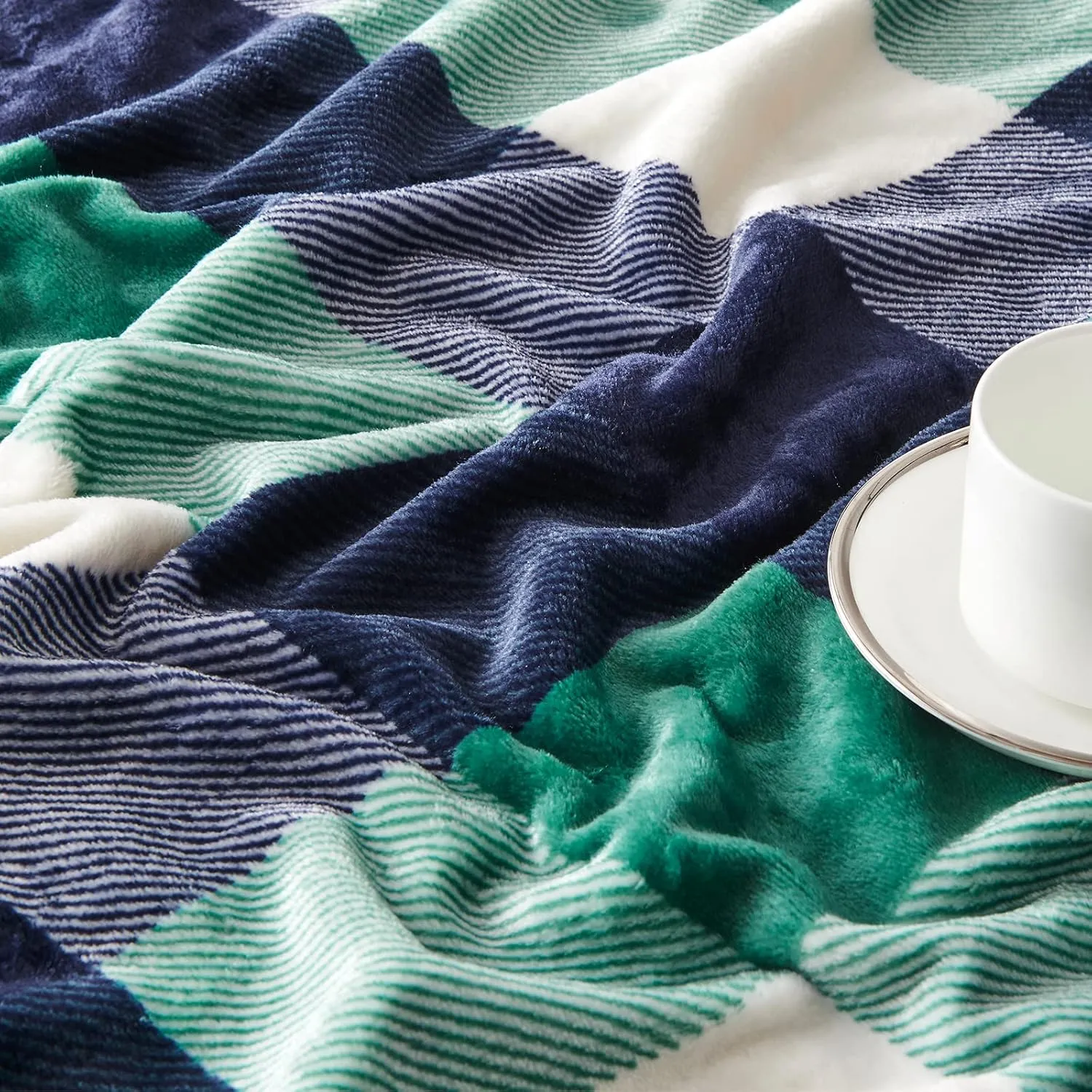 SOCHOW Buffalo Plaid Flannel Fleece Throw Blanket 60 x 80 Inches, Soft Lightweight Cozy All Season Green/White Checkered Blanket for Bed, Couch, Car
